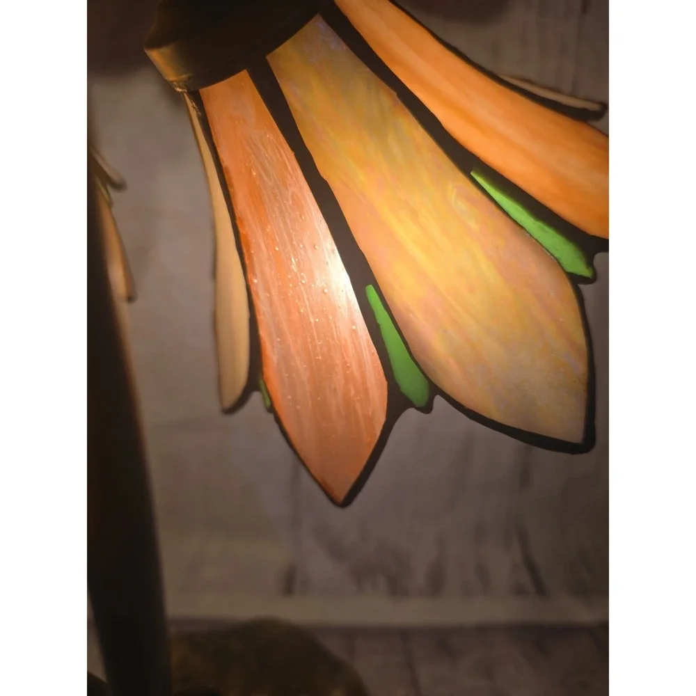 VTG. Tiffany Style Slag Glass  Flower Stained Glass Table Lamp Lily Pad Base